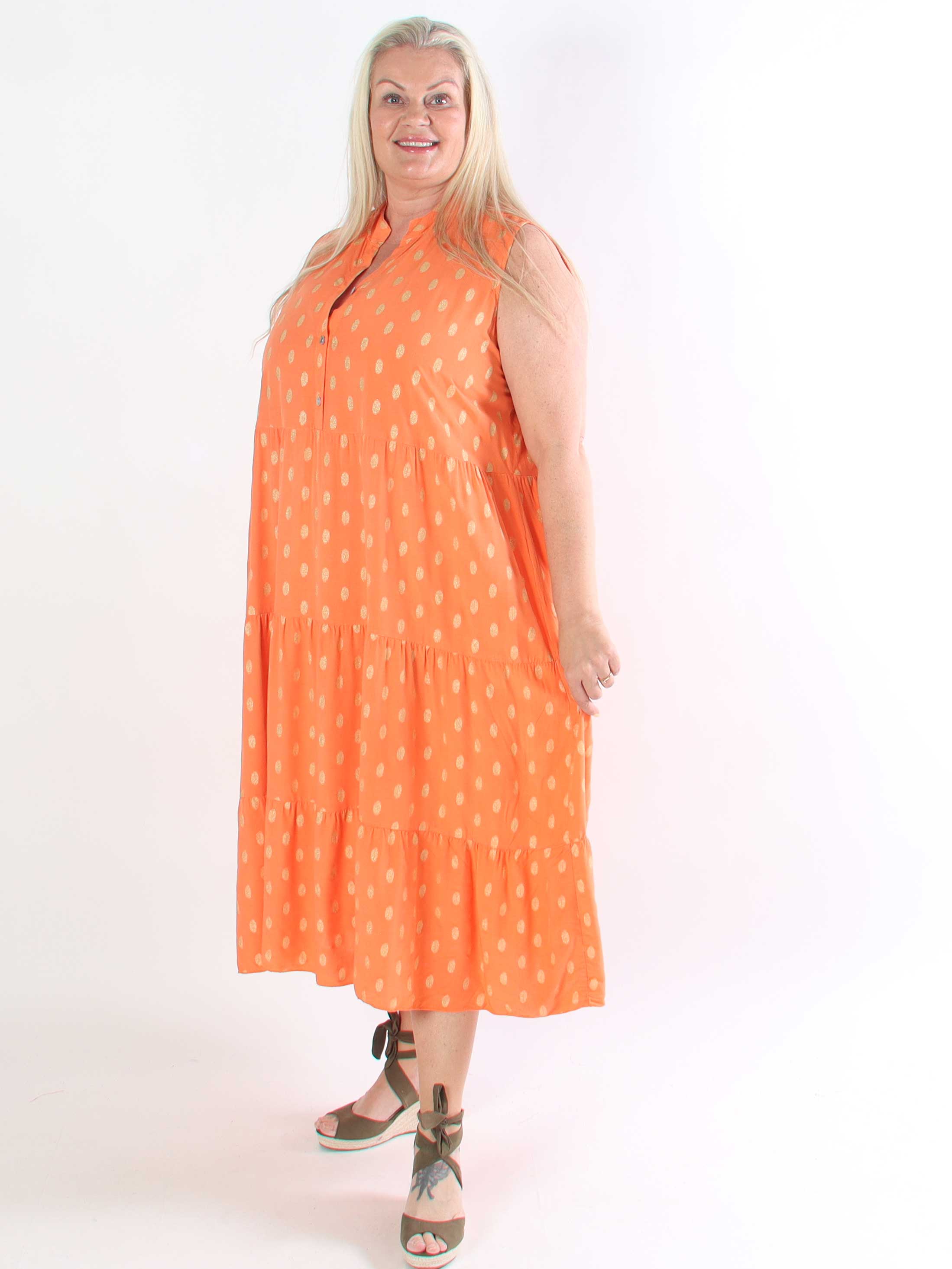 Dotti Gold Sleeveless - Plus size klänning med lager på lager look i viskos